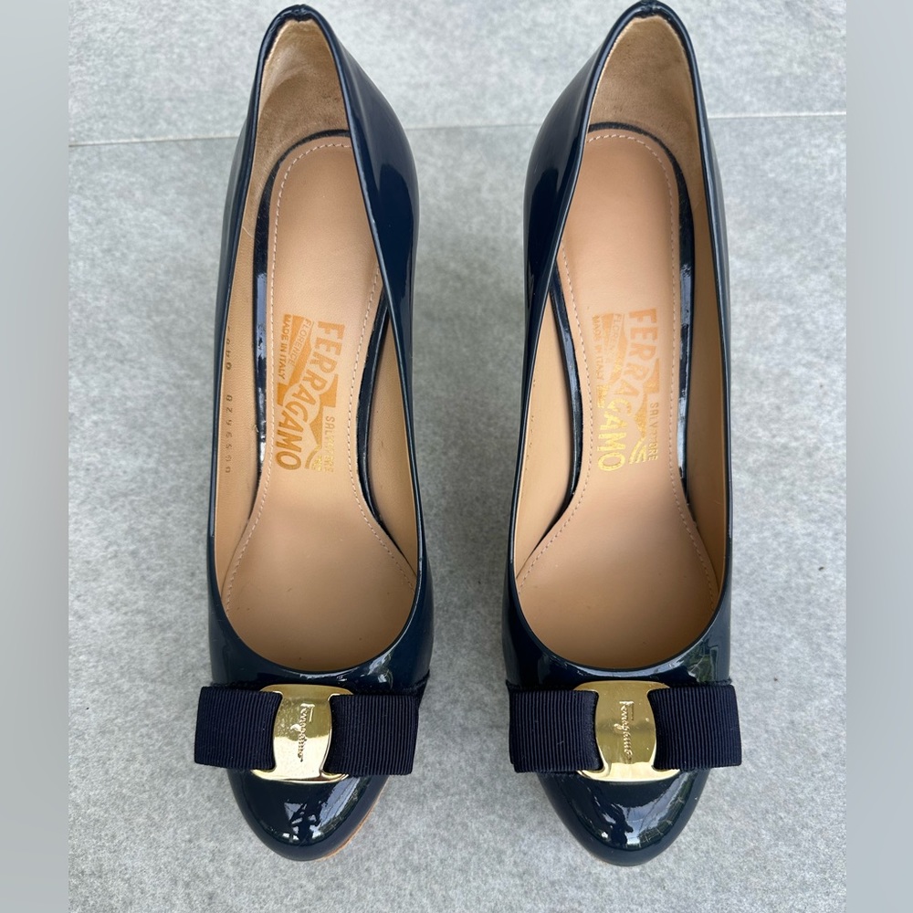 Salvatore Ferragamo Vara Bow Navy Patent Stiletto Pump 37 7.5 Excellent!